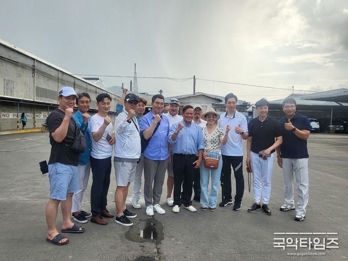 저스틴우이 회장(가운데) 소유의 필리핀 현지 망고공장에서 분양7번가 이달휴 대표(왼쪽에서 네번째)와 임원진들 방문 / 이미지 제공 분양7번가