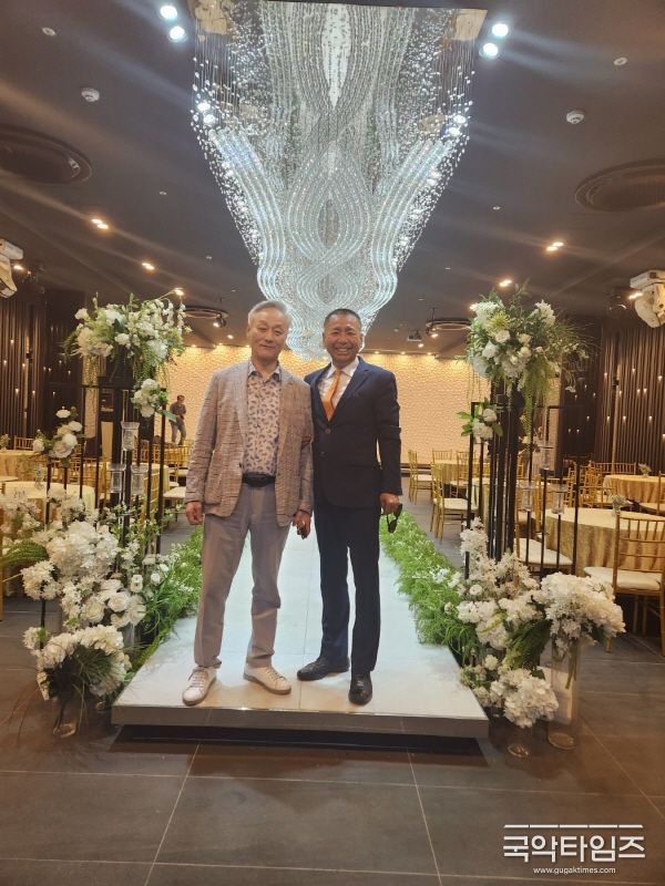 왼쪽부터 원WK엔터테인먼트 원정희 회장과 엔터스타 이찬석 회장