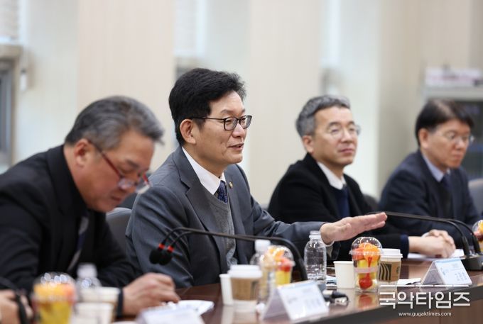 고광효 관세청장(왼쪽에서 두 번째)이 이차전지 소재 생산기업인 ‘에코프로이엠’을 방문해 업체 관계자들과 이야기를 나누고 있다.