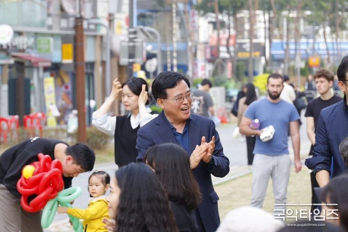 진교훈 서울 강서구청장(가운데)이 18일(금) 발산역 1번 출구 인근 광장에서 열린 ‘마곡문화거리 버스킹, 플레이 온 마곡(Play On! Magok)’ 현장을 찾아 주민들과 함께 거리공연을 즐기고 있다.