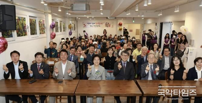 저소득 어르신 120여 명에게 음식 제공 등 기념행사 진행 모습