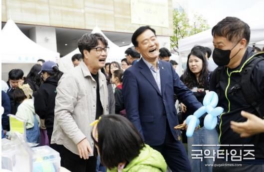 어린이들과 함께 행사를 즐기는 이승로 성북구청장