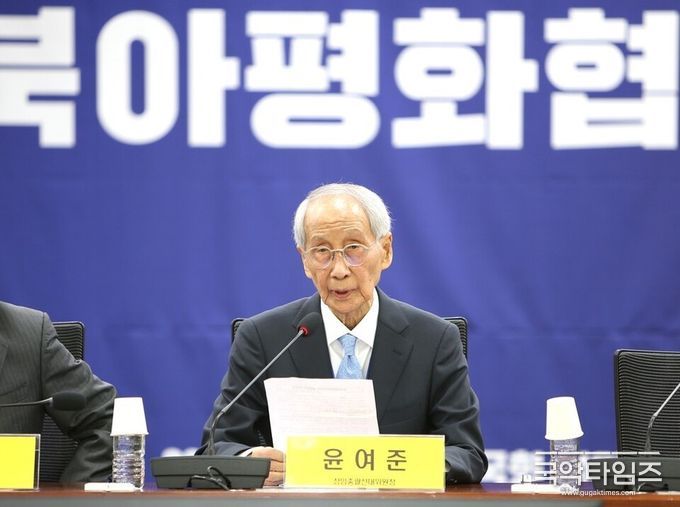 윤여준상임총괄선대위원장이 14일 오후 국회의원회관 제2세미나실에서 열린 출범회의를 통해 인사말을 하고 있다