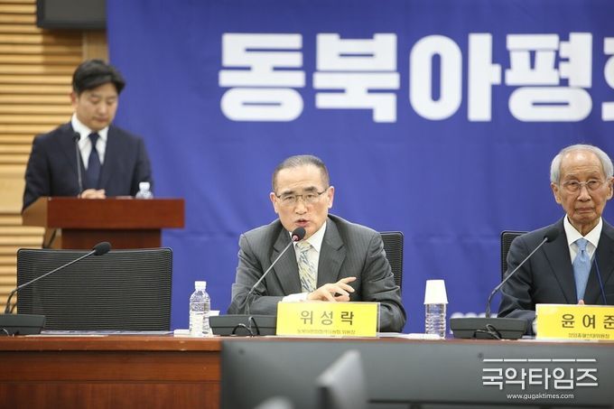 위성락동북아평화협력위원장이 14일 오후 국회 의원회관 제2 세미나실에서 열린 동북아평화협력위 출범회의에서 개회사를 하고 있다.