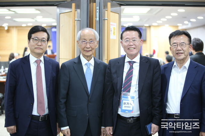 윤여준상임총괄선대위원장이 권기식(우측 2번째)자문위원단장, 한국인터넷신문방송기자협회 전병길(왼쪽 첫번째)회장, 이민봉(우측 첫번째)사무총장이 함께 잠시 포즈를 취하고 있다.