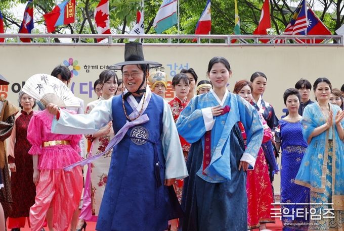 진교훈 서울 강서구청장(맨앞 왼쪽)이 24일 화곡동 곰달래문화복지센터에서 열린 ‘제10회 다문화 축제 및 가족 행사’에서 한복을 차려 입고 ‘세계 전통 의상 패션쇼’에 올라 포즈를 취하고 있다.