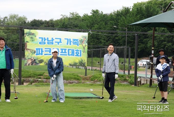 어린이 참가자들과 시타를 하는 조성명 강남구청장(오른쪽 2번째)