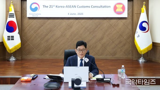 고광효 관세청장이 4일 영상회의로 개최된 ‘제21차 한-아세안 관세청장 회의’에 참석하여 아세안 10개국 관세당국 대표들과 인사하고 있다.