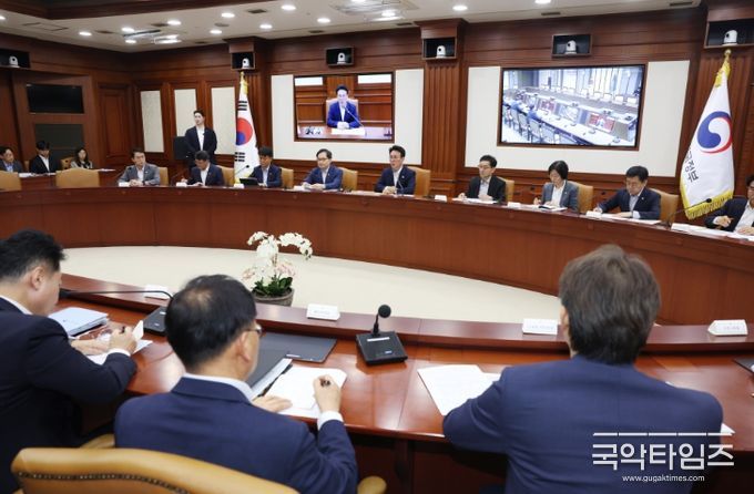 김민석 국무총리가 10일 세종대로 정부서울청사에서 열린 국정현안관계장관회의를 주재, 모두발언을 하고 있다.