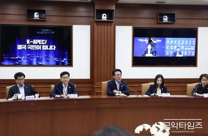 김민석 국무총리가 23일 세종대로 정부서울청사에서 열린 APEC 정상회의 종합점검회의를 주재하고 있다.
