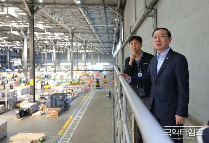 이명구 관세청장(오른쪽)이 25일(금) 오후 대한항공 화물터미널을 방문하여 항공 및 특송화물 통관 현장을 점검하고 있다