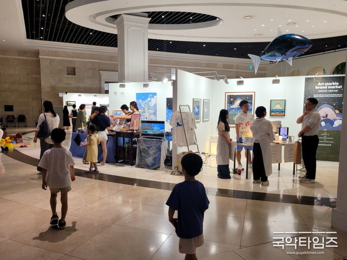 (사진_ 2025년 6월 20일~22일 서울 잠실 롯데월드몰에서 책읽는미술관이 참여한 '아트마블 브랜마켓'이 진행되고 있다./ ㈜책읽는미술관 제공)