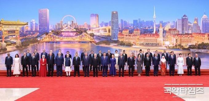 8월 31일 저녁 톈진(天津) 메이장(梅江)국제컨벤션센터에서 시 주석과 펑 여사가 연회 시작 전 귀빈들과 단체 사진을 찍고 있다. (사진/신화통신)