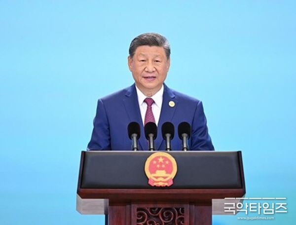 시 주석이 8월 31일 저녁 톈진 메이장국제컨벤션센터에서 가진 연회에서 귀빈들에게 축사를 전하고 있다. (사진/신화통신)
