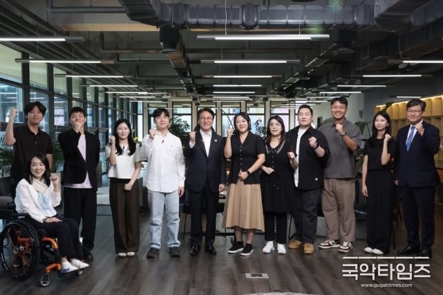 김민석 국무총리가 10일 성북구 한국예술종합학교 석관동 캠퍼스에서 열린 '미래대화 1·2·3#문화' 제3차 K-토론나라에서 문화 분야 청년들과 대화를 나누고 있다.
