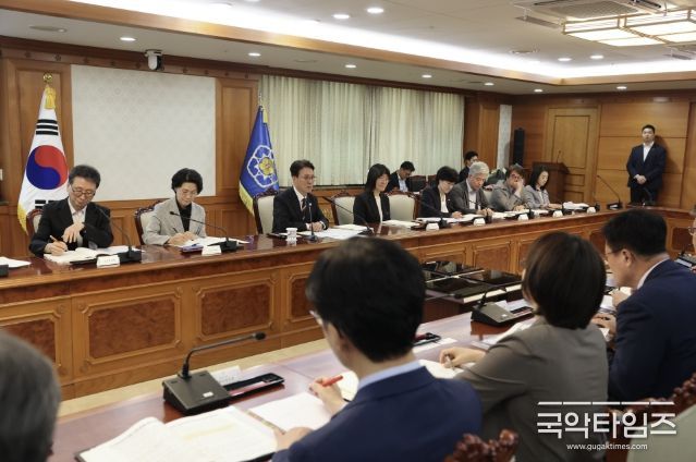 김민석 국무총리가 12일 세종대로 정부서울청사에서 열린 제9차 자살예방정책위원회 회의를 주재하고 있다.