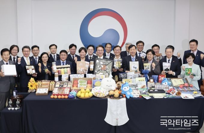 김민석 국무총리가 23일 세종대로 정부서울청사 국무위원 대기실에서 열린 농수산식품 소비촉진 행사에서 국내산 농수산물로 만든 가공식품과 추석 민생선물 세트 등을 살펴보고 있다.(국무조정실)