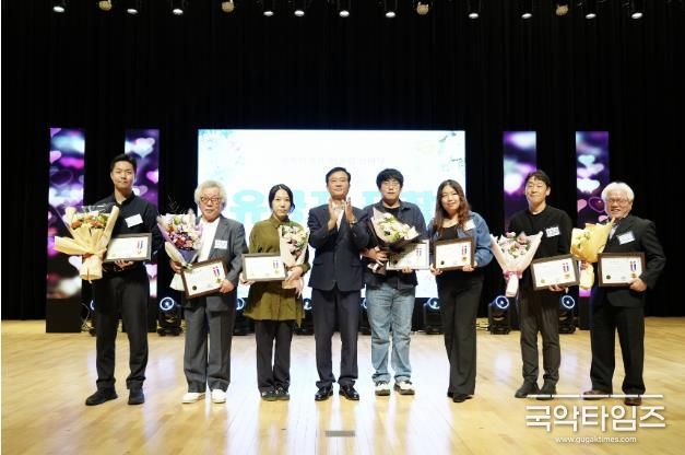 이승로 성북구청장(왼쪽 네 번째)과 표창 수여자들이 기념촬영을 하고 있다