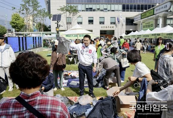 오언석 도봉구청장이 지난 9월 26일 열린 ‘같이가치 페스타’에서 지역 내 자활기업 생산품을 들어 보이고 있다