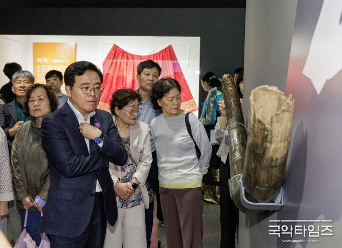 진교훈 서울 강서구청장(맨 앞)이 ‘돌멩이 약방, 약이 되는 돌 이야기’ 특별전에 참석해 전시품을 살펴보고 있다.