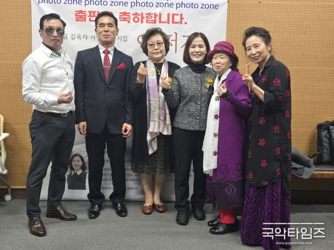 서울시의회 의장 최호정 공로 표창 수여자들의 모습