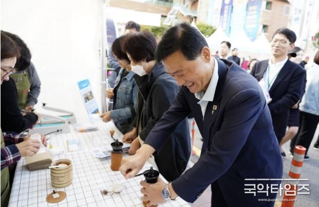 이승로 성북구청장이 구민들과 함께 온:마을 페스타 축제를 즐기고 있다
